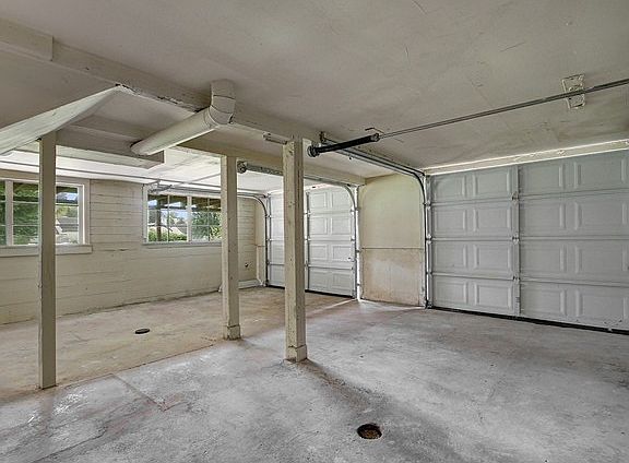 Oversized 2 car garage
