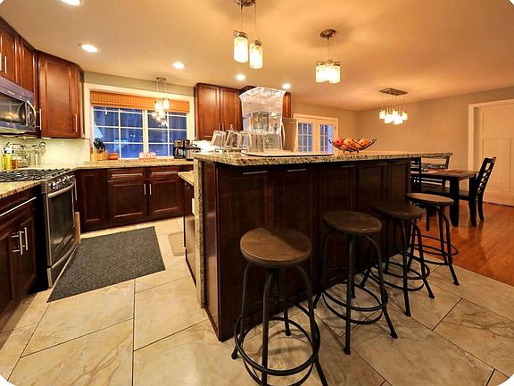 Fully equipped kitchen with island seating