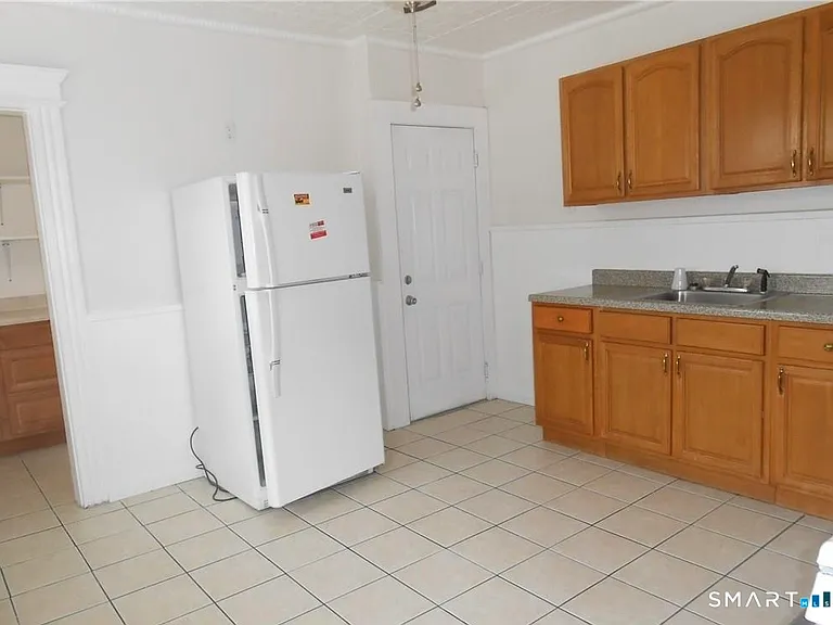 166 Booth St — Photo 8