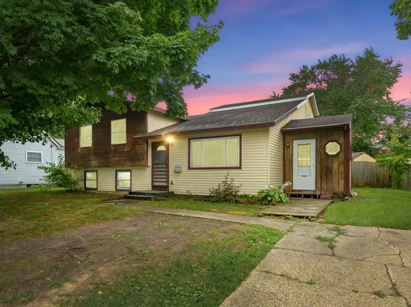 210 Meadowlark Ct, Middleville, MI 49333
