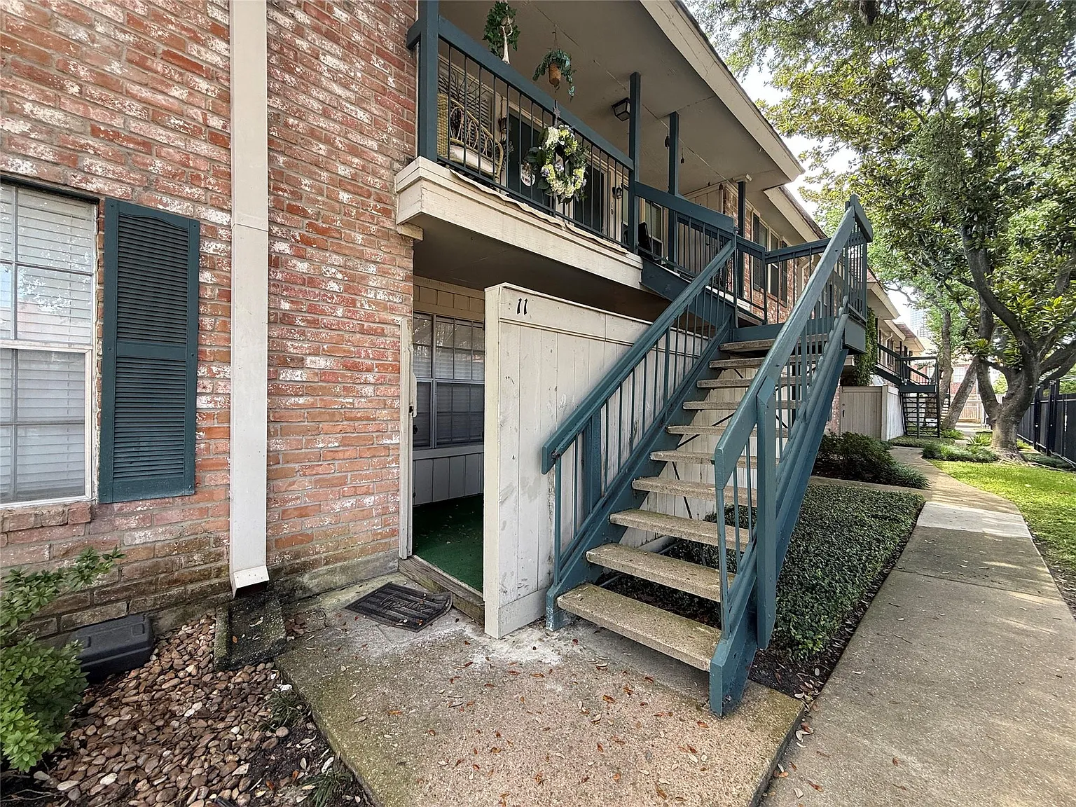 1 bed, 1.0 bath, 698 sqft, $1,275 — Photo 2