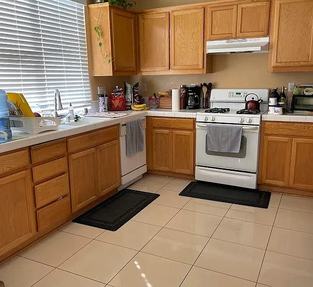 1402 Parkington Ln — Photo 2