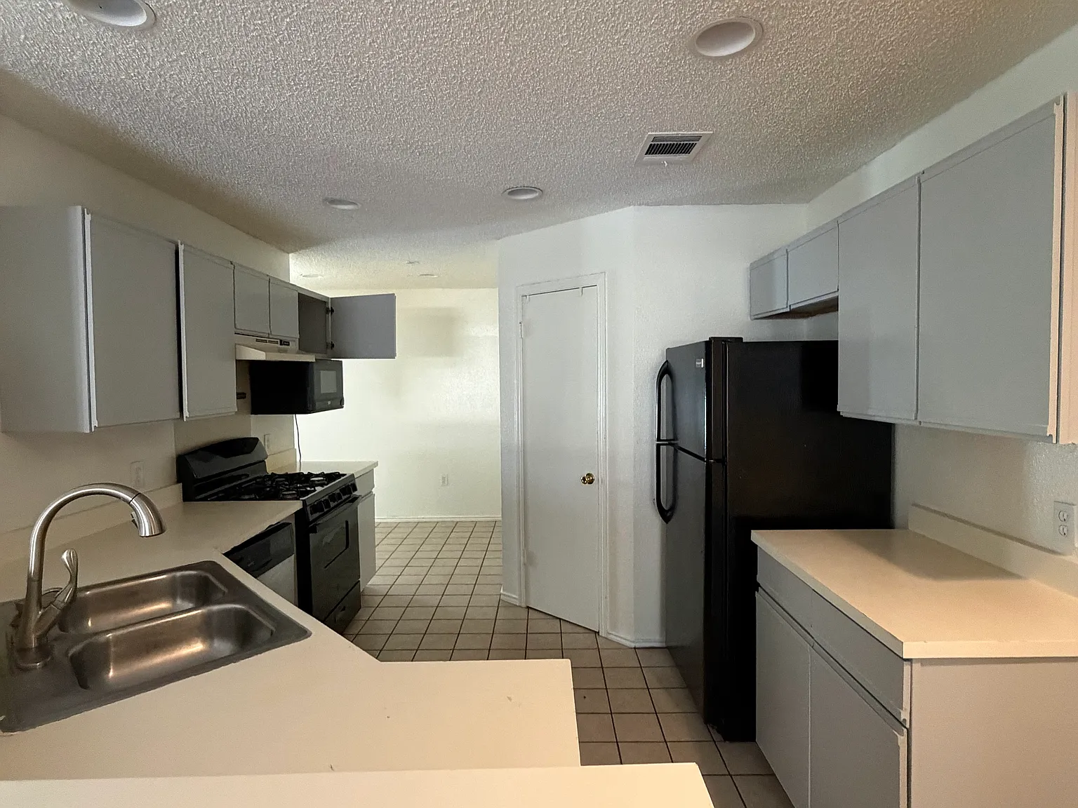 3 bed, 1297 sqft, $2,150 — Photo 4