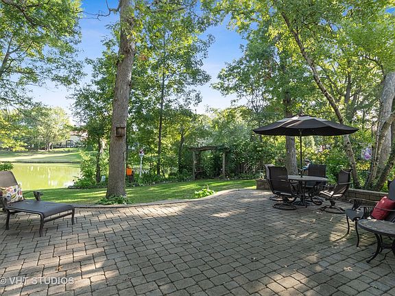 4th image of 855 Interlaken Dr