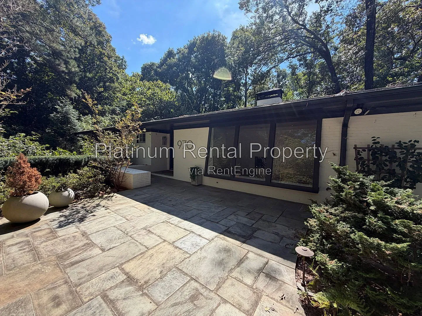 4 bed, 3.0 bath, 3300 sqft, $5,999 — Photo 2