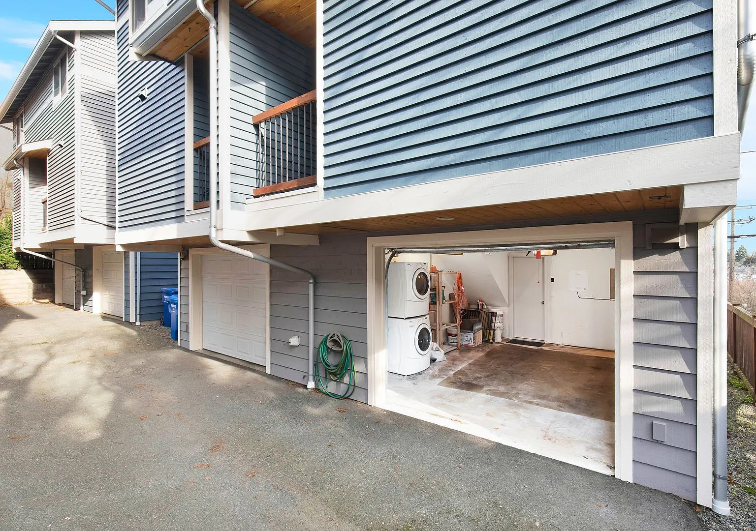 3 Bedroom End Unit Townhome in Wallingford — Photo 4