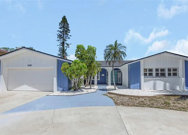 1949 Dolphin Blvd S — Photo 1