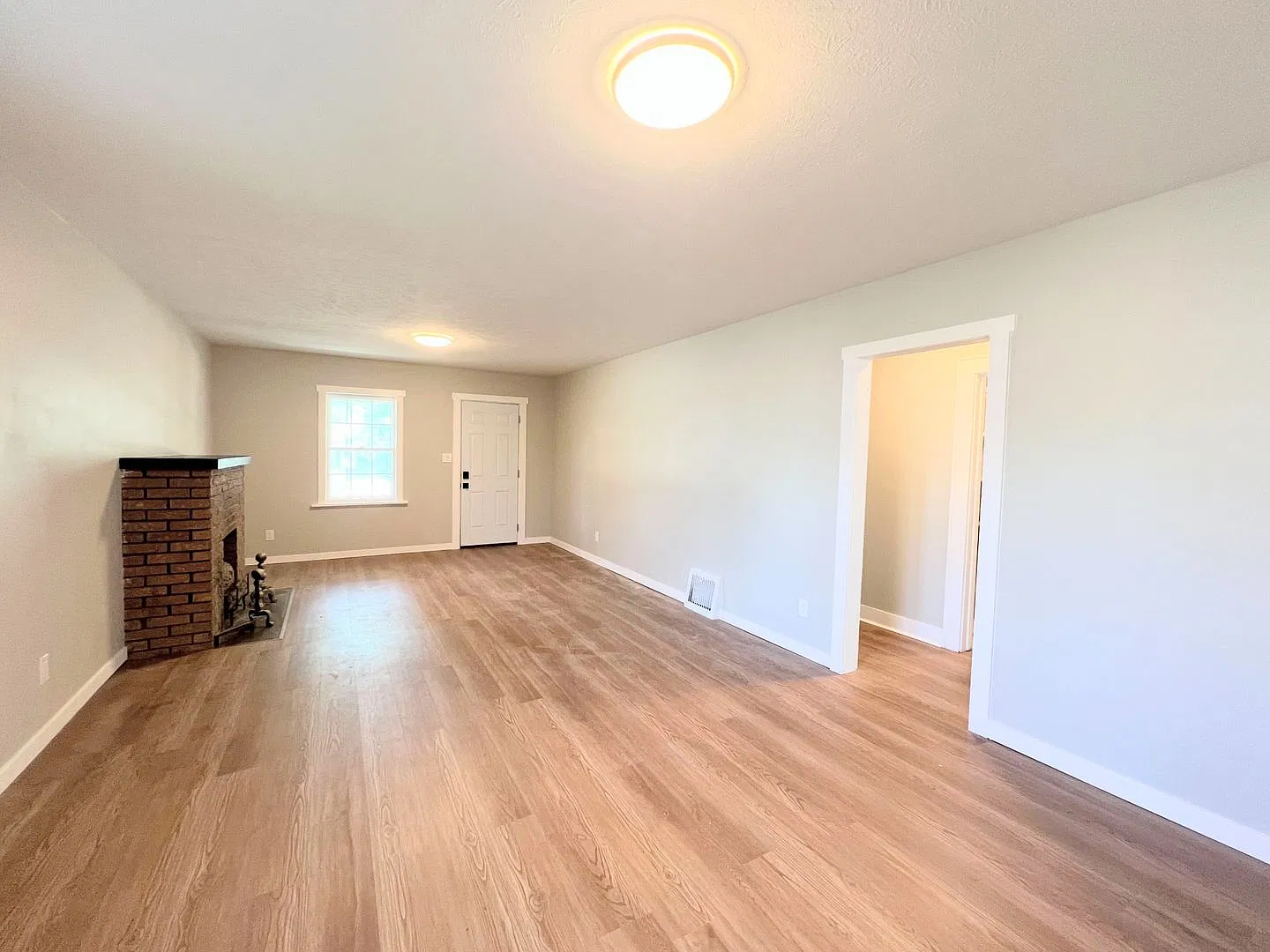 2 bedroom home with two car garage — Photo 2
