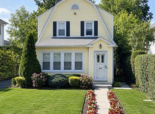 126 Hampshire Rd, Great Neck, NY 11023