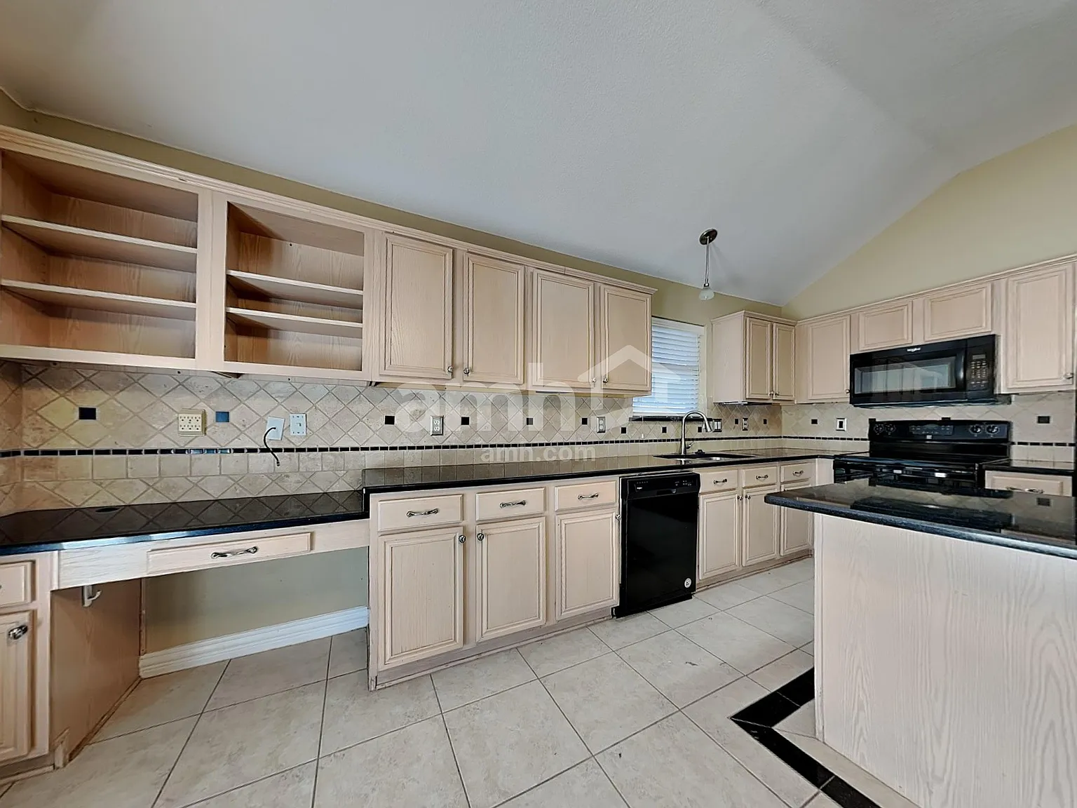 3 bed, 2.0 bath, 1778 sqft, $2,300 — Photo 3