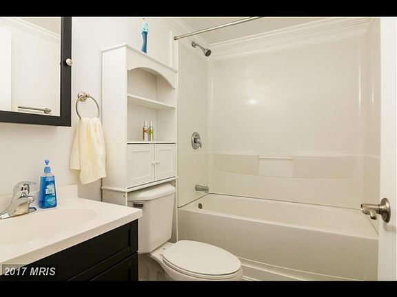4th image of 2045 Pilgrim Dr