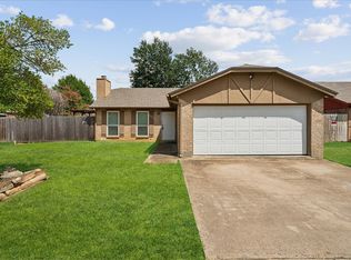 6227 Springwood Dr, Arlington, TX 76001