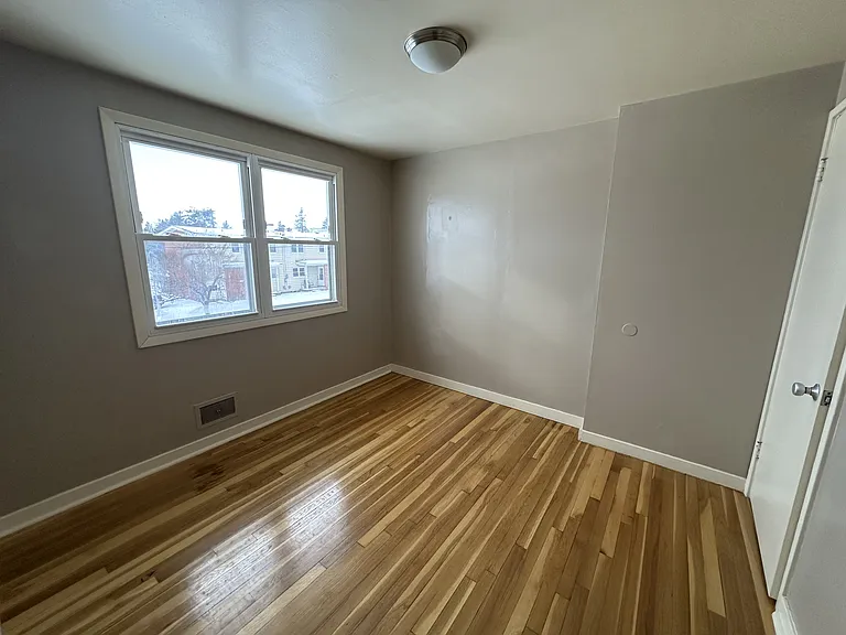 374 Commando St — Photo 8