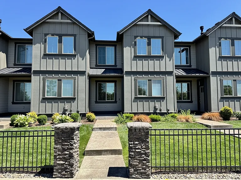 5531 SE Logan Ln — Photo 1