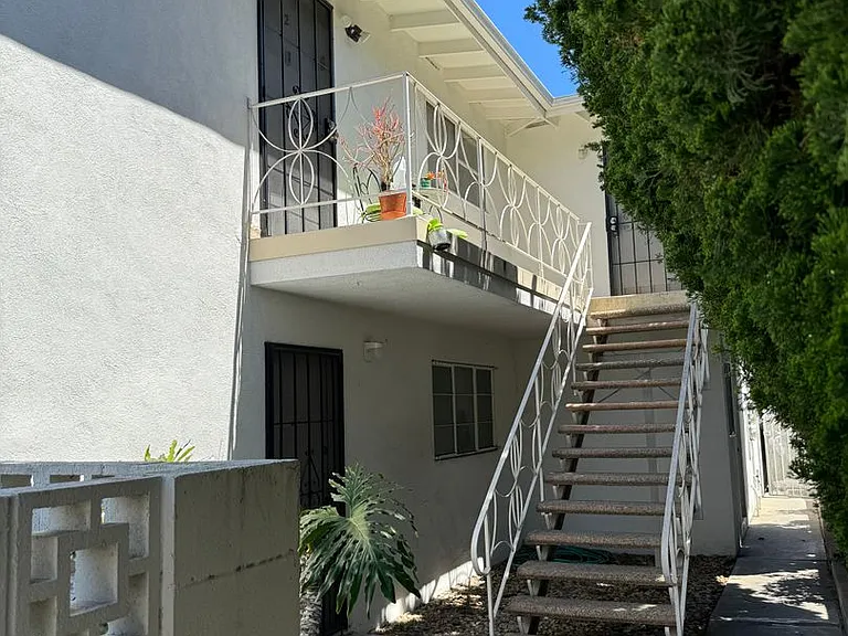 1422 Madrid Ave — Photo 1