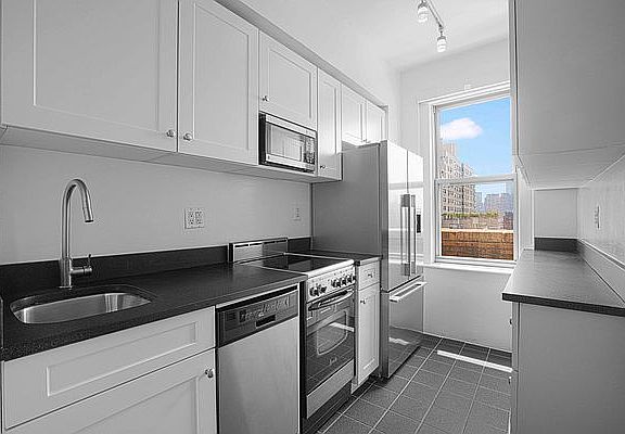 5th image of 24 5th Ave APT 1201