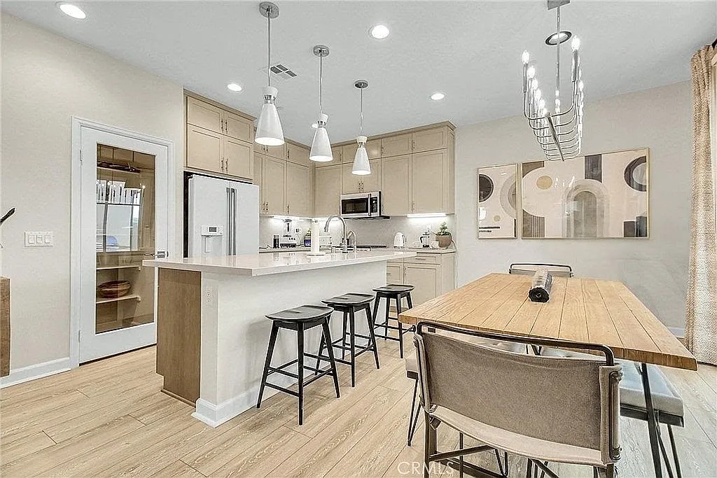 4 bed, 1538 sqft, $3,800 — Photo 3