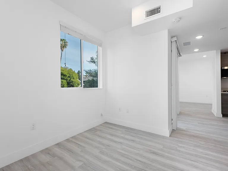 549 N Heliotrope Dr. — Photo 25
