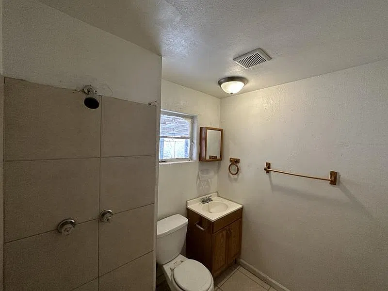5 bed, 1700 sqft, $2,595 — Photo 3