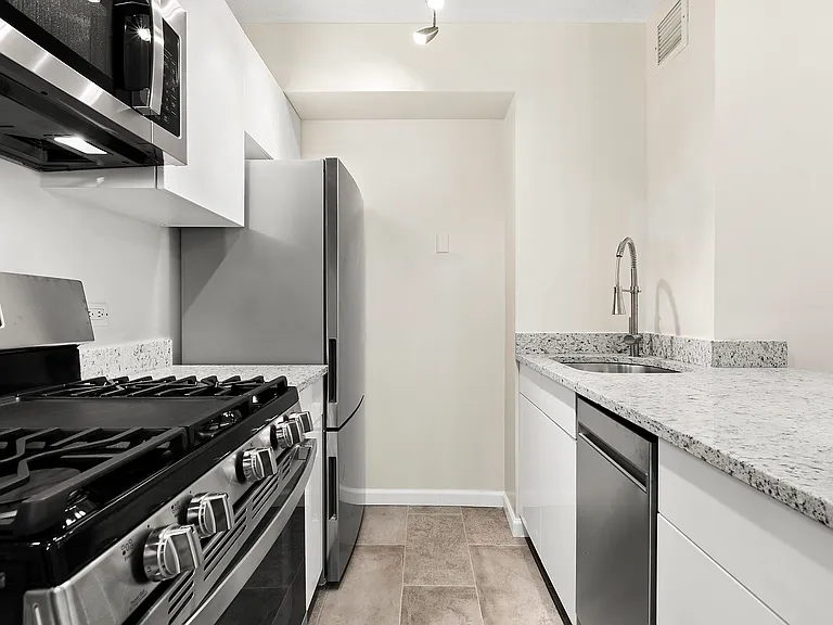 250 E 40th St #3C — Photo 6