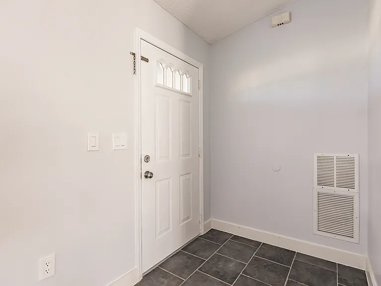 11065 Waterford Ave — Photo 17