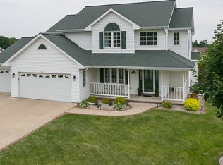 1536 Milton Cir, Oshkosh, WI 54904