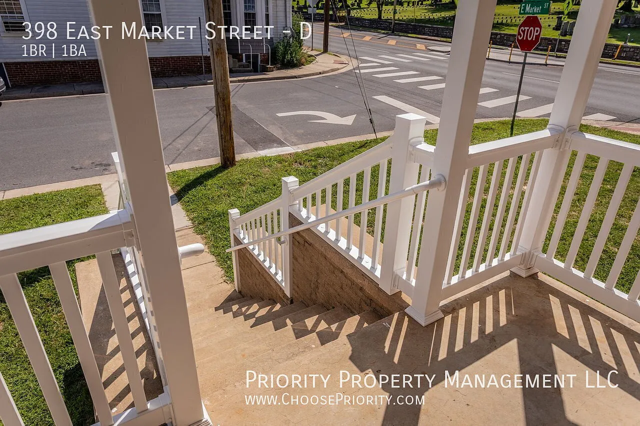 Amazing Remodeled 1BA 1BA Custom Apartment, Harrisonburg — Photo 4