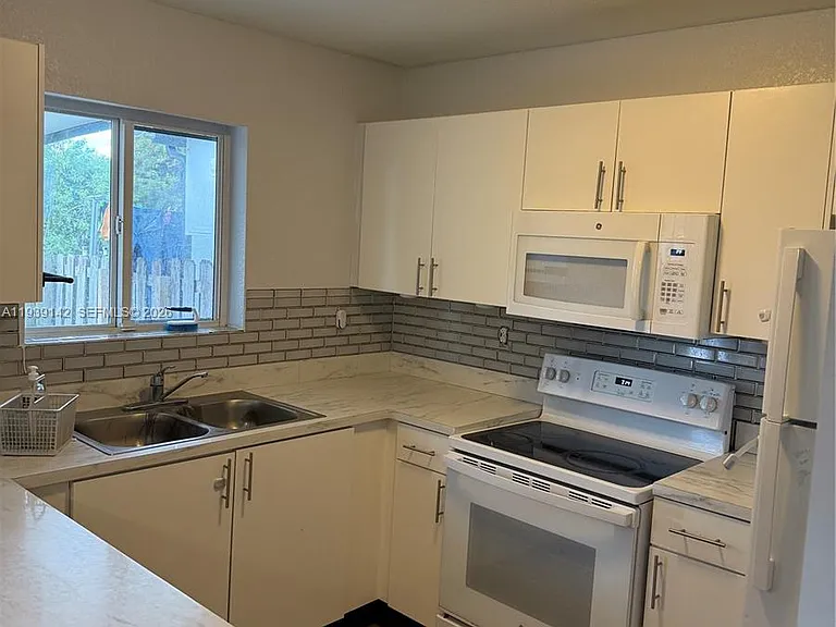 582 SW 2nd Pl — Photo 17