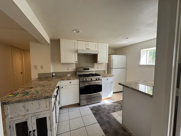 269 E Saint James St #B — Photo 2