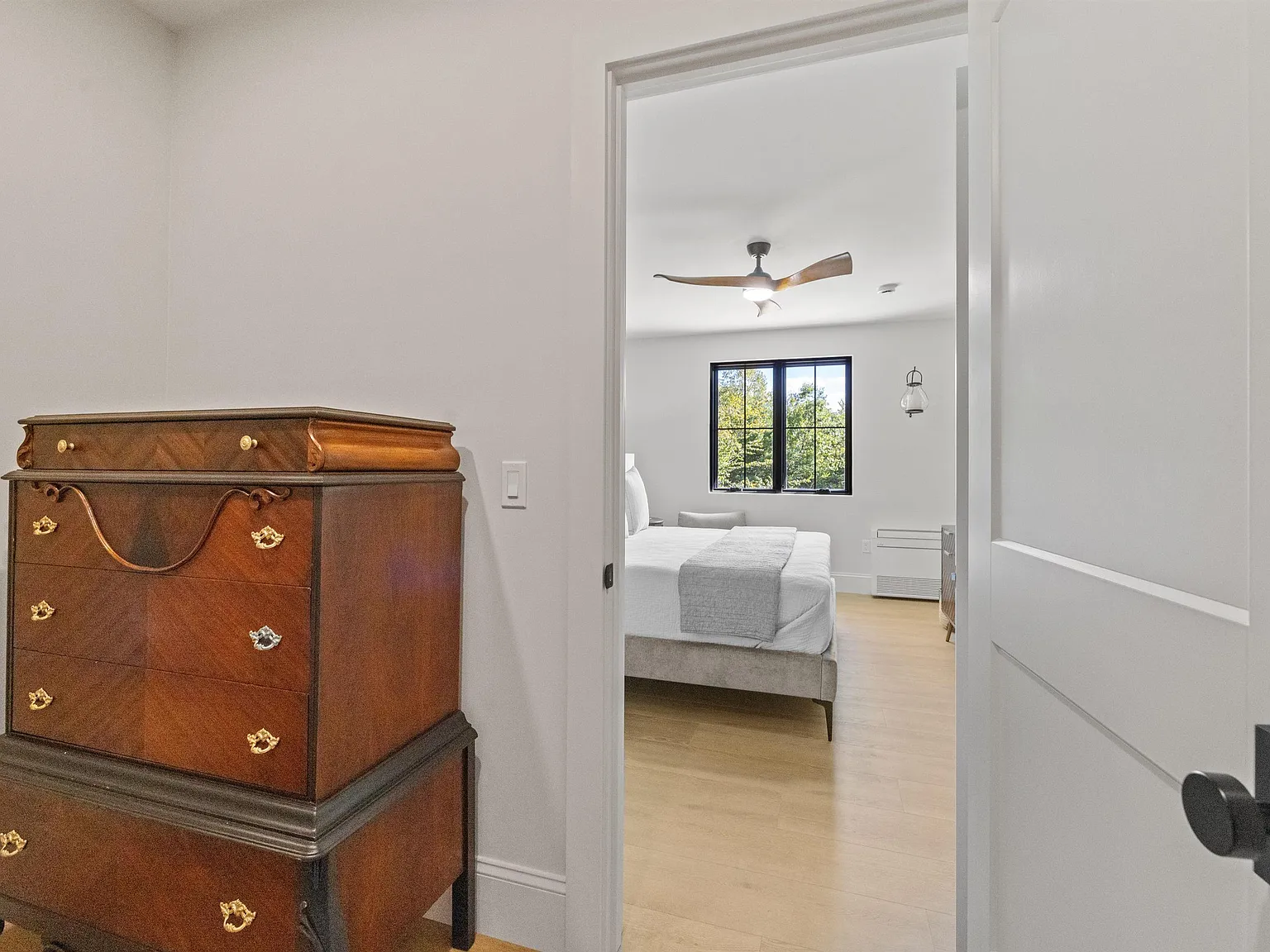 2 bed, 1.0 bath, 1000 sqft, $3,999 — Photo 4