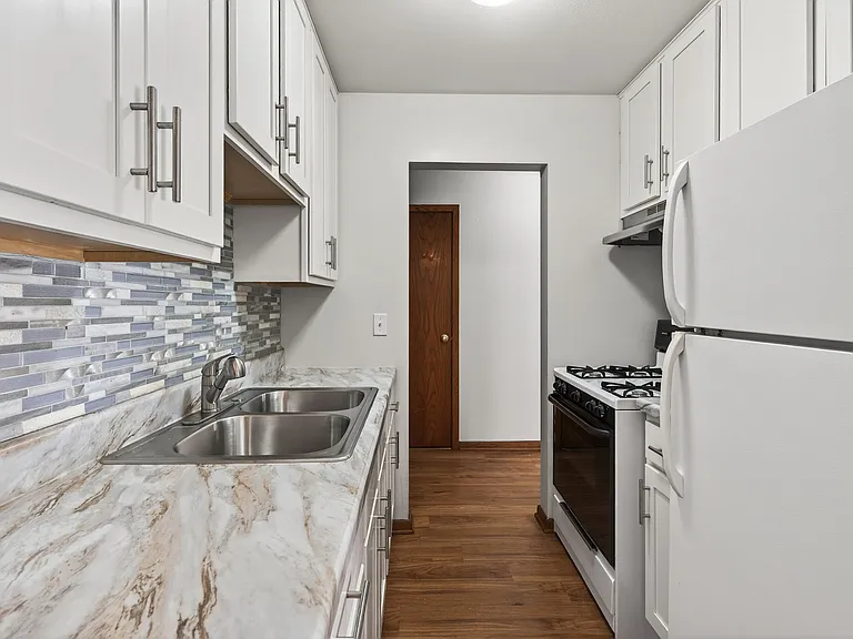 Lynn Plaza Apartments — Photo 13