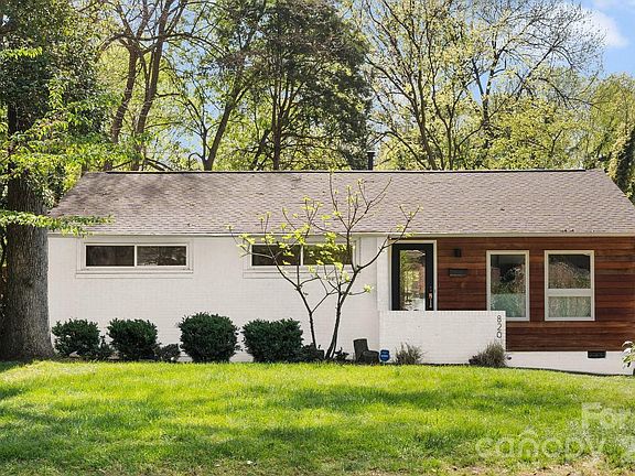 2nd image of 820 Manhasset Rd