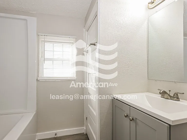 456907_014_wm_-_bathroom_13347308.jpg