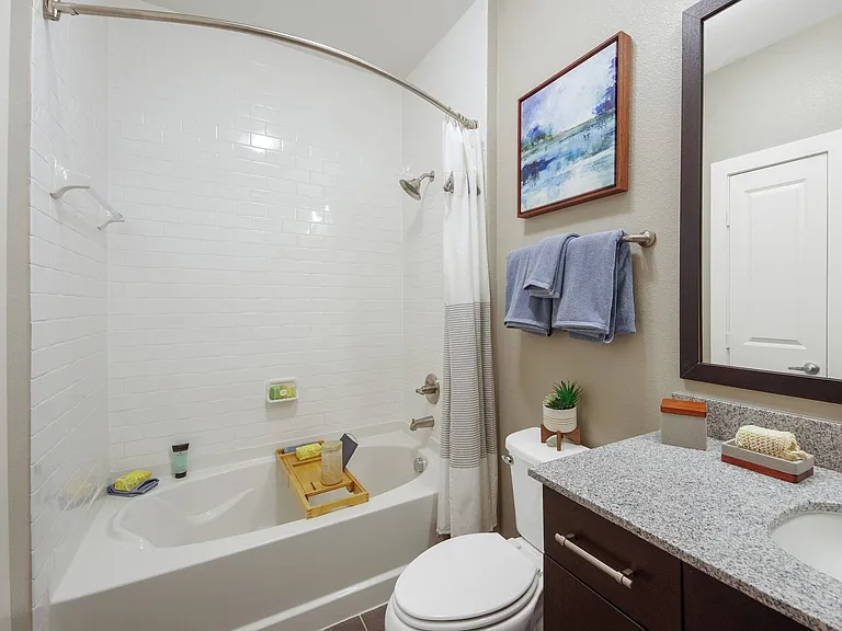 RiverfrontPark_interior_bathroom