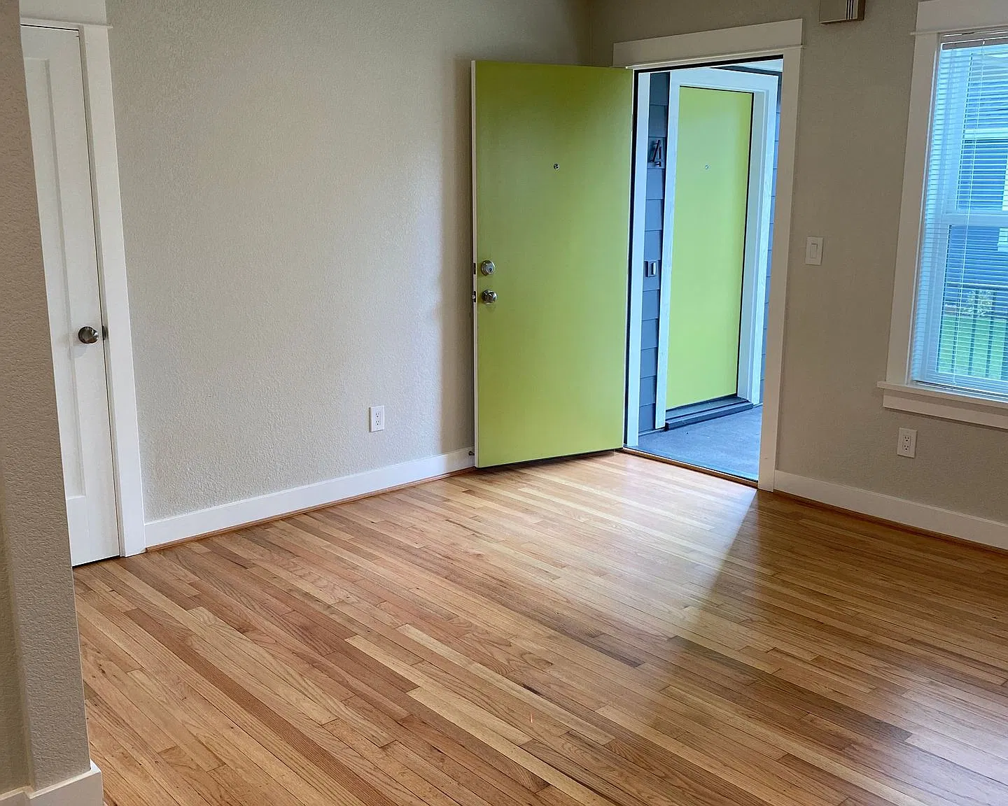 Alberta Arts 4-Plex Hardwood Basement Patio WD Pets — Photo 3