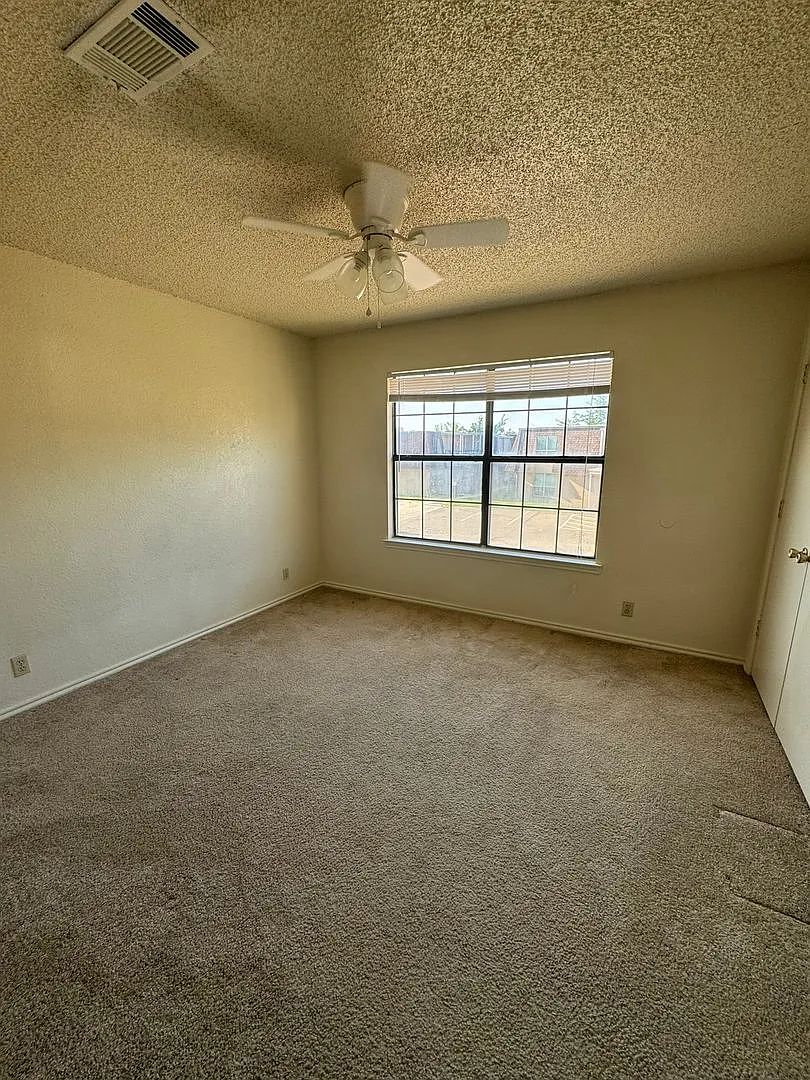 605 Meadowview — Photo 4