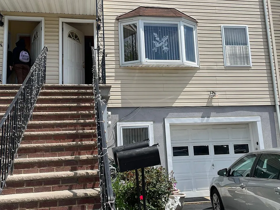194 Sherman Ave #2