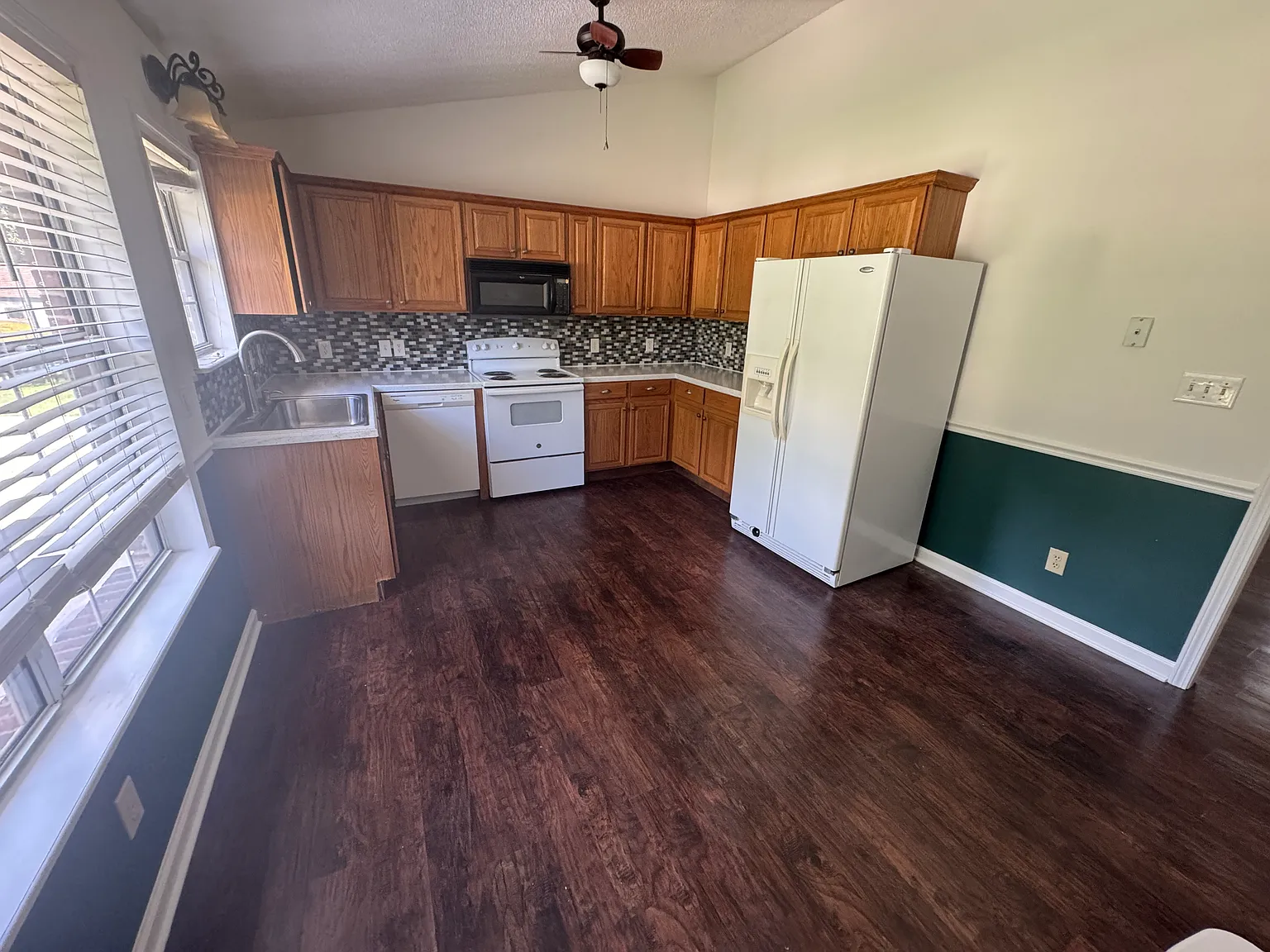 3 bed, 1305 sqft, $1,950 — Photo 2