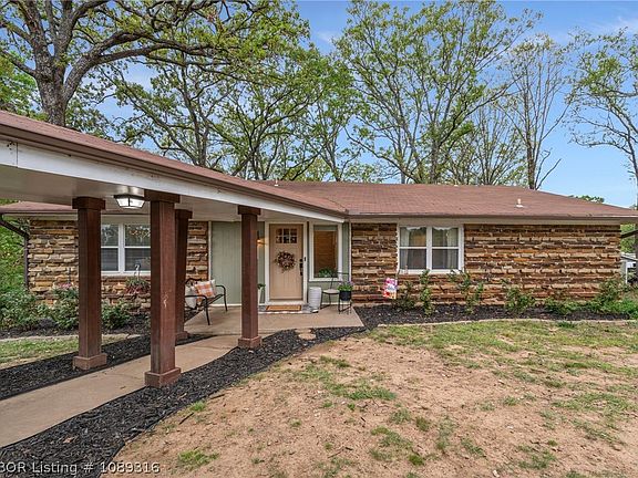 2nd image of 316 Bronzewood Ln