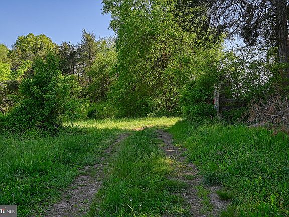 3rd image of Woodlawn Farm Dr