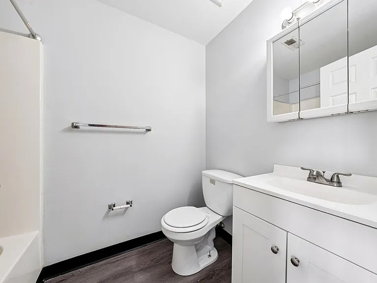 Manhattan Square Apartments — Photo 5