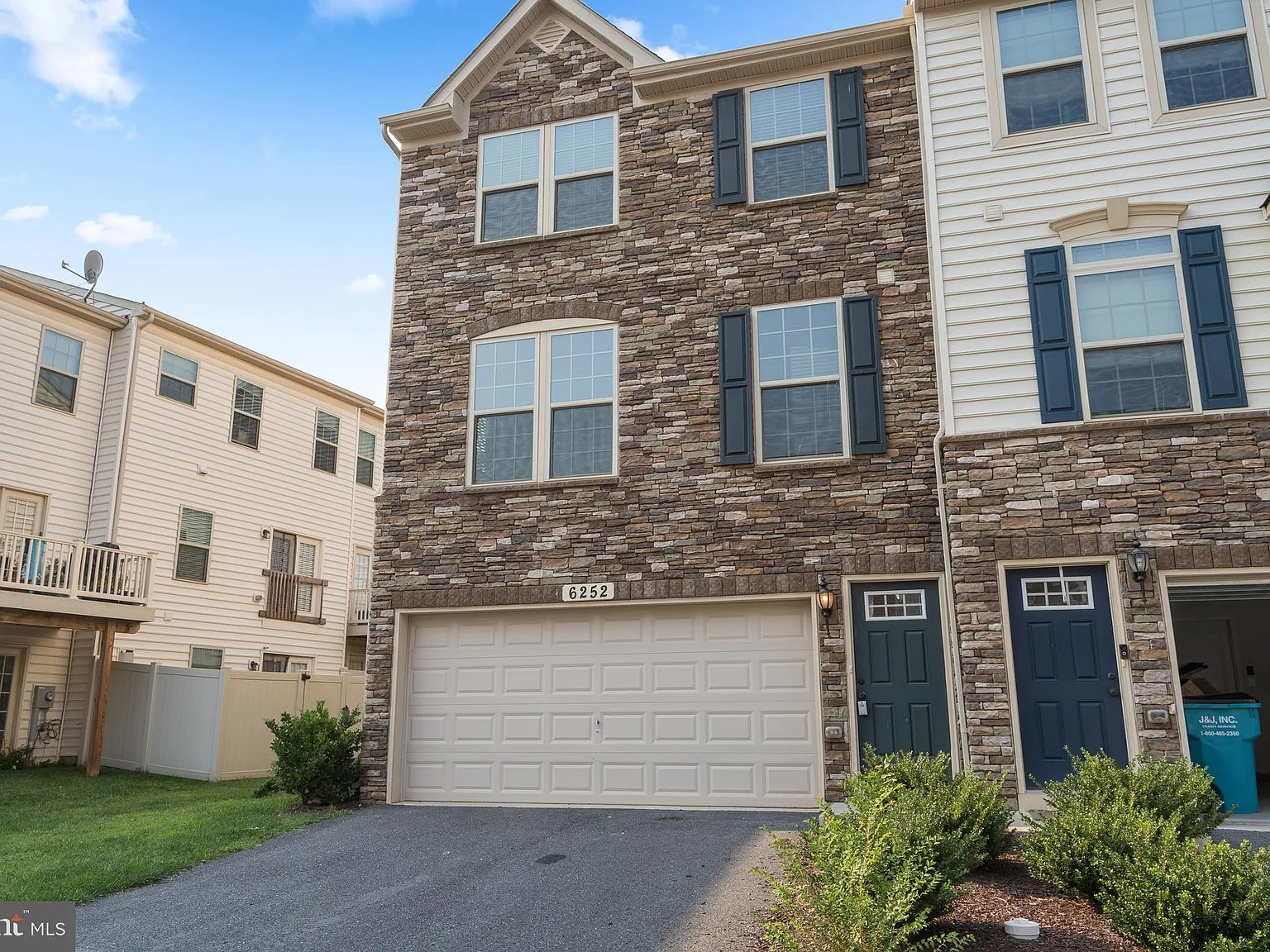 3 bed, 2.5 bath, 2036 sqft, $2,695 — Photo 3
