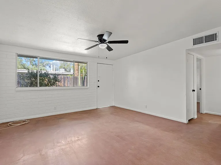 1515 E Blacklidge Dr — Photo 3