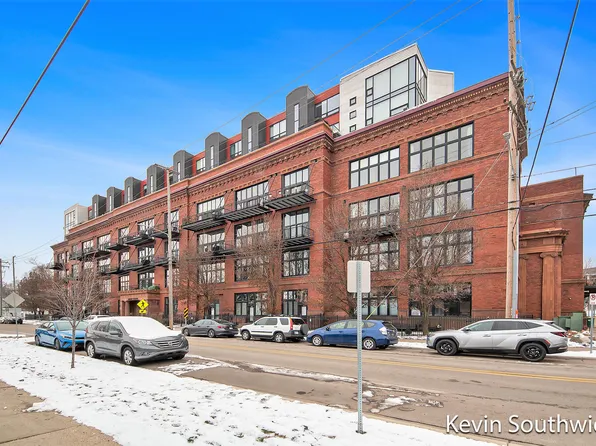 600 Broadway Ave NW APT 430, Grand Rapids, MI 49504