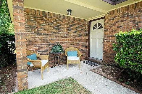 3rd image of 821 Meadow Ln
