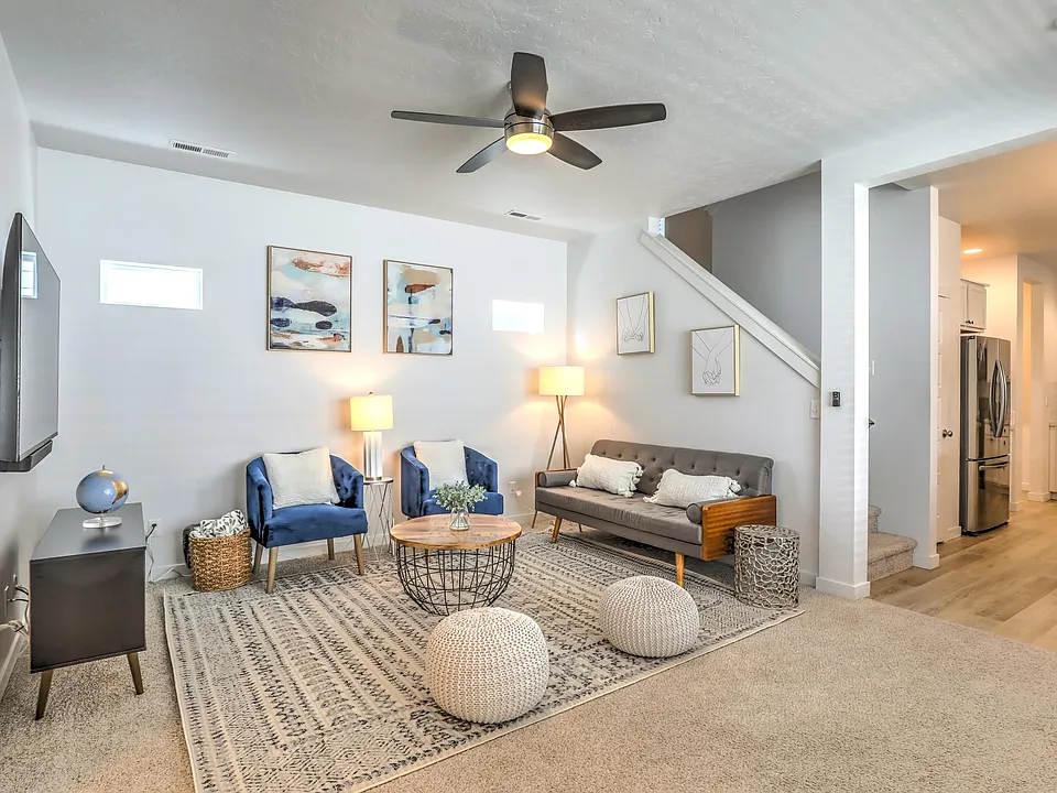 762 E Springloyd St