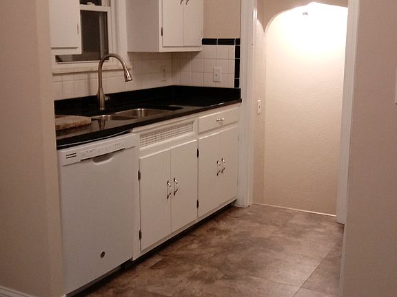 3rd image of 11121 Vernon Ave