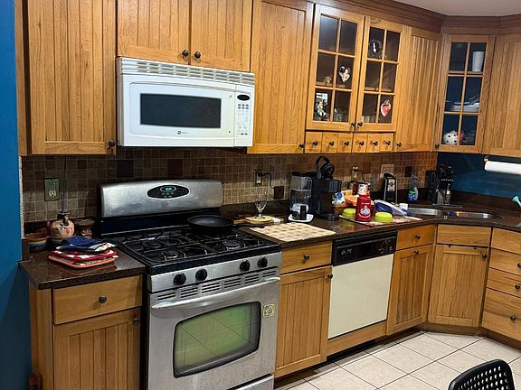 4th image of 920 Plymouth Rd