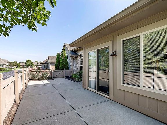 3rd image of 7431 Vineyard Dr