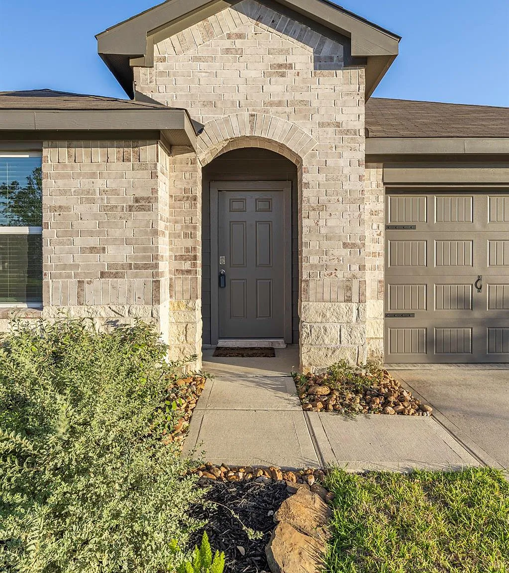 4 bed, 2.0 bath, 1934 sqft, $2,350 — Photo 3